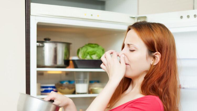 28岁女子确诊胃癌，提醒：冰箱久置的3种食物，是癌症的“帮凶”