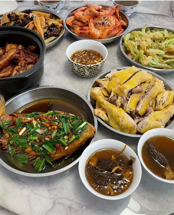 昨晚吃饭，婆婆突然向我抛出了一个让我惊愕的要求。
她希望我能每月承担1000元的