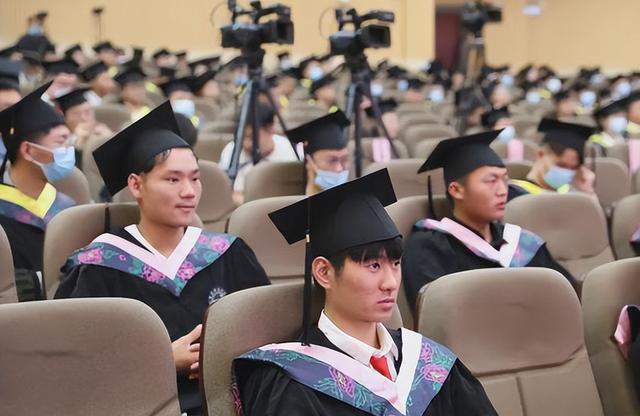 读完本科连含公积金的工作也找不到, 男生撕掉学位证, 反被嘲讽