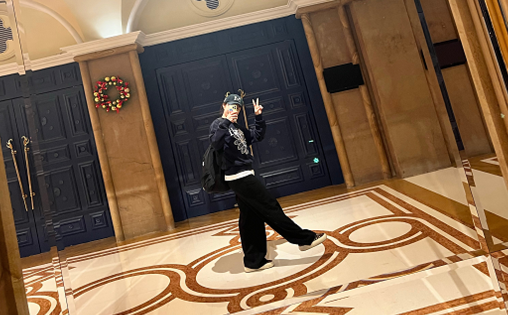 俏皮可爱！陈梦晒出征照，翘腿比剪刀手，直呼新年第一飞
国乒女队在元旦前连续奔赴名