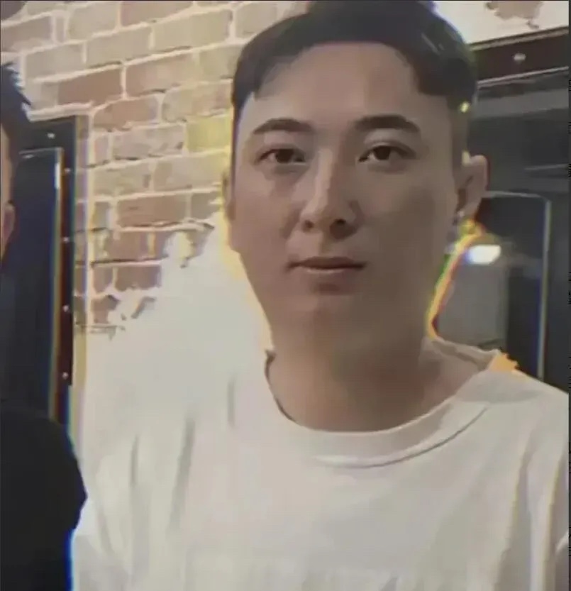 有钱确实任性！这就是王思聪花了1.88万理的发型！
据说为了理这个发，王校长提前