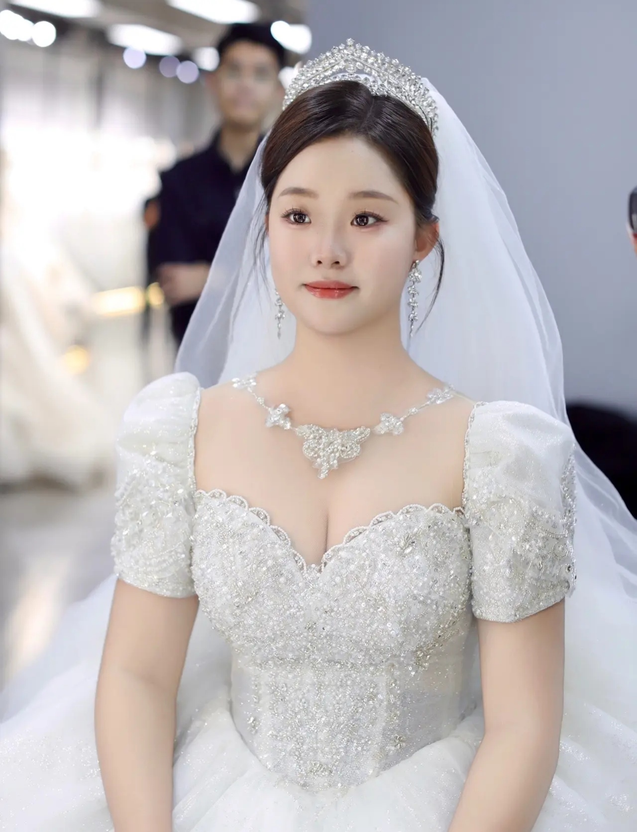 好美的婚纱，好美的新娘子呀！大概每一个女孩子都有一个婚纱梦吧？洁白的婚纱一尘不染