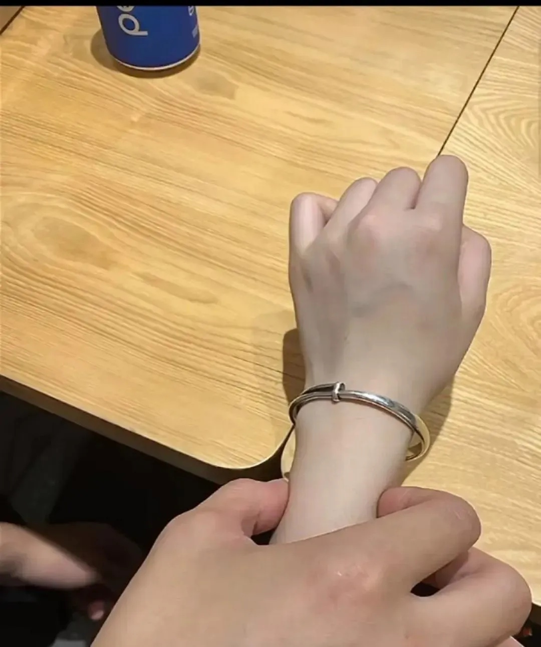 女孩子的手都这么小嘛
