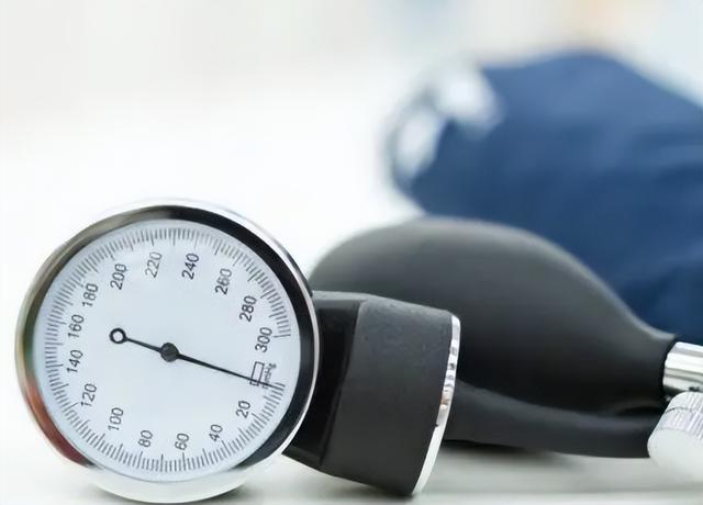 50岁男子血压170/100mmhg，3年未治，他的身体发生了哪些变化？