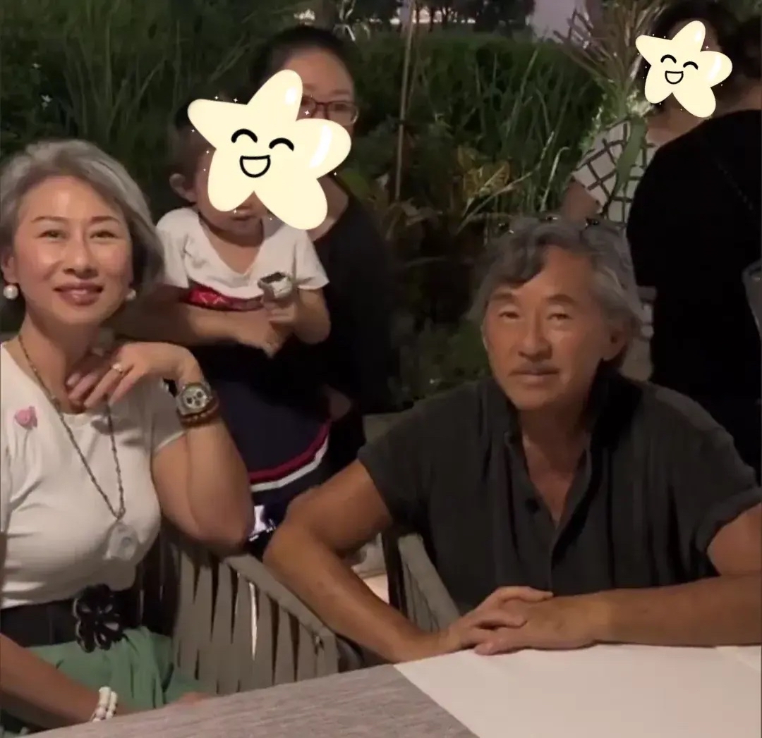 林子祥叶倩文公园被偶遇，这夫妻俩的状态是真的好，叶倩文真的一点也看不出来她已经是