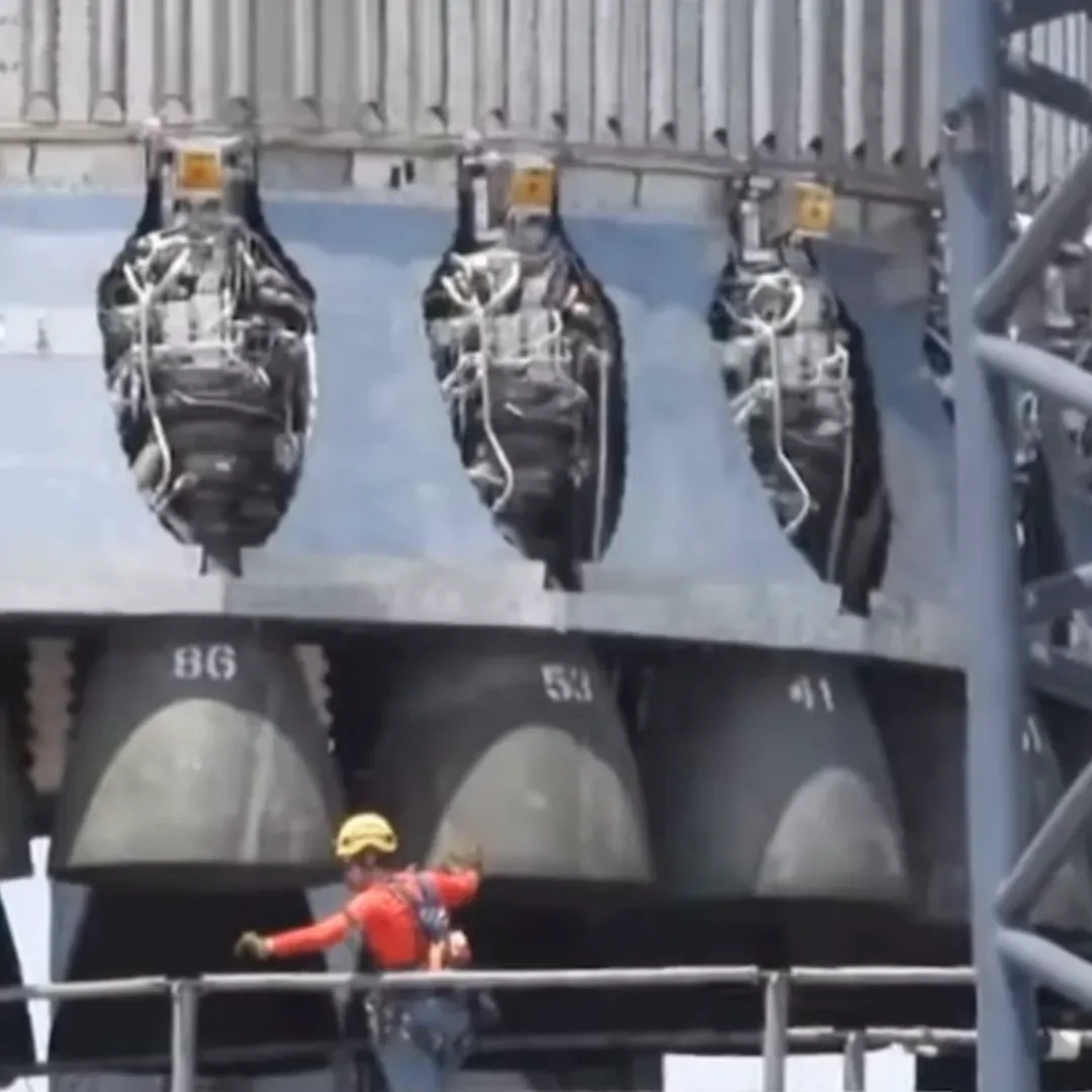 马斯克的发动机就在外面这么裸着，有人能给解释一下为啥么？