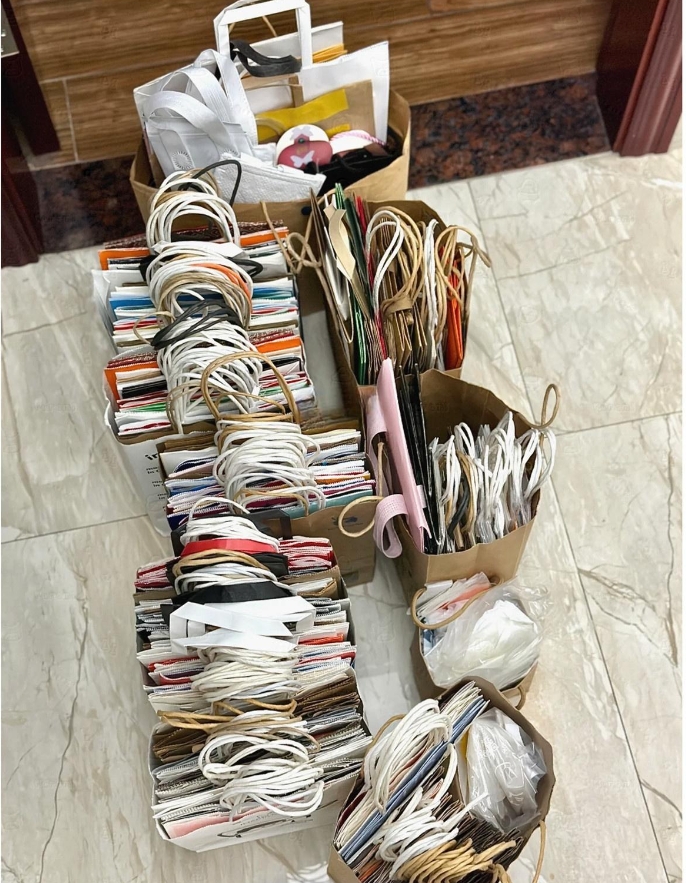在整理纸袋 我妈问我：你要留以后去当嫁妆吗

今天在整理纸袋的时候，我妈突然问我