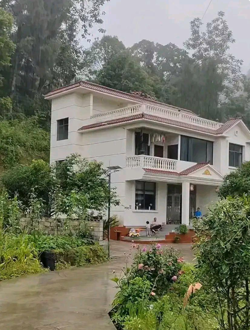 有个网友在网上晒出了自己的老家房子，他提到当初建房加上装修总共花费了60万，而现