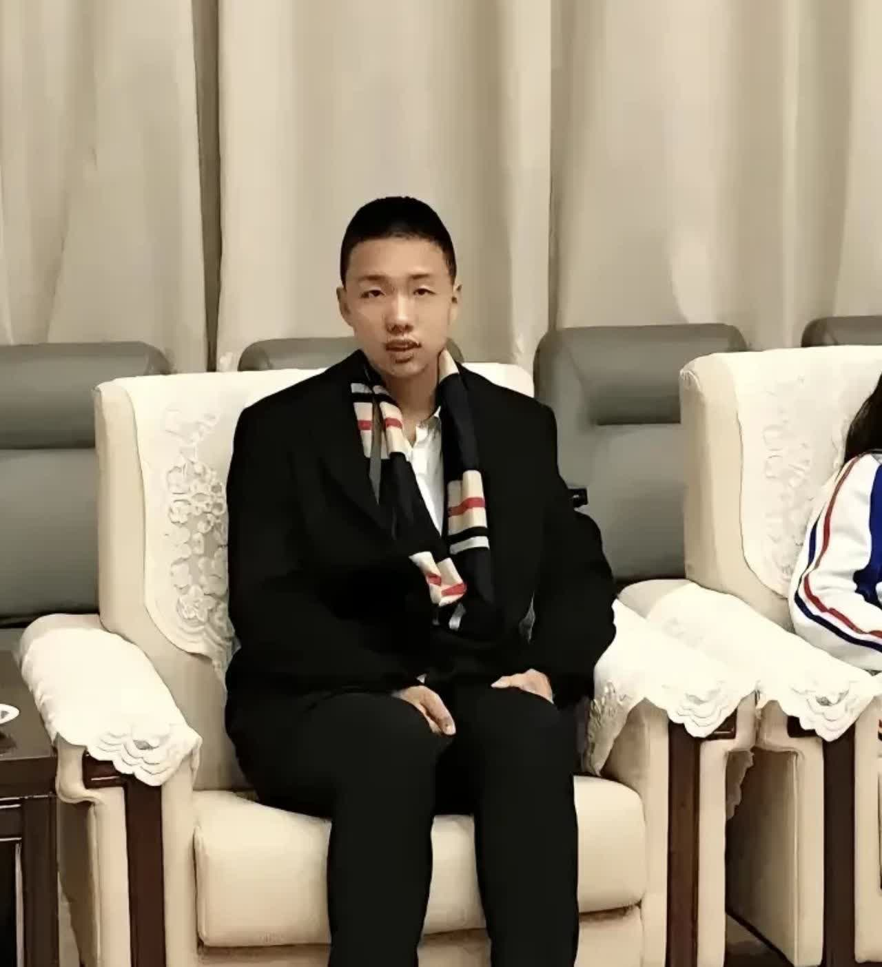 中国人民大学深造的毛东东，毛主席的直系嫡孙，是20岁的年轻人。他身材高挑、外表英