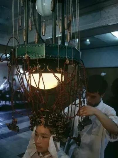 以前是绝密，现在终于可以说了：

1979年，上海应用物理研究院，科技工作者正在