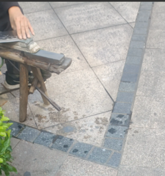 今天在小区里，见到一位六十多岁的磨刀师傅，把菜刀拿给师傅磨，师傅说我家菜刀没有开
