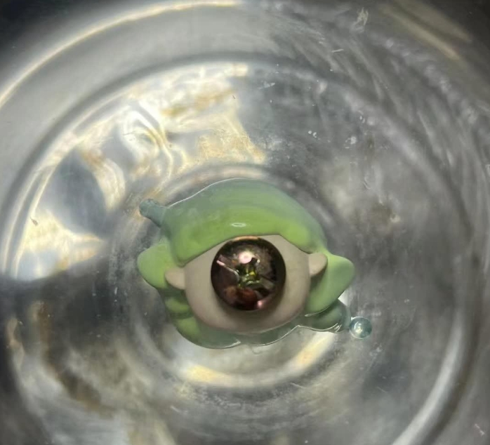 当我看着爷爷将我的泡泡玛特玩具的头取下来，轻巧地用来替代锅盖时，这个简单而不世故