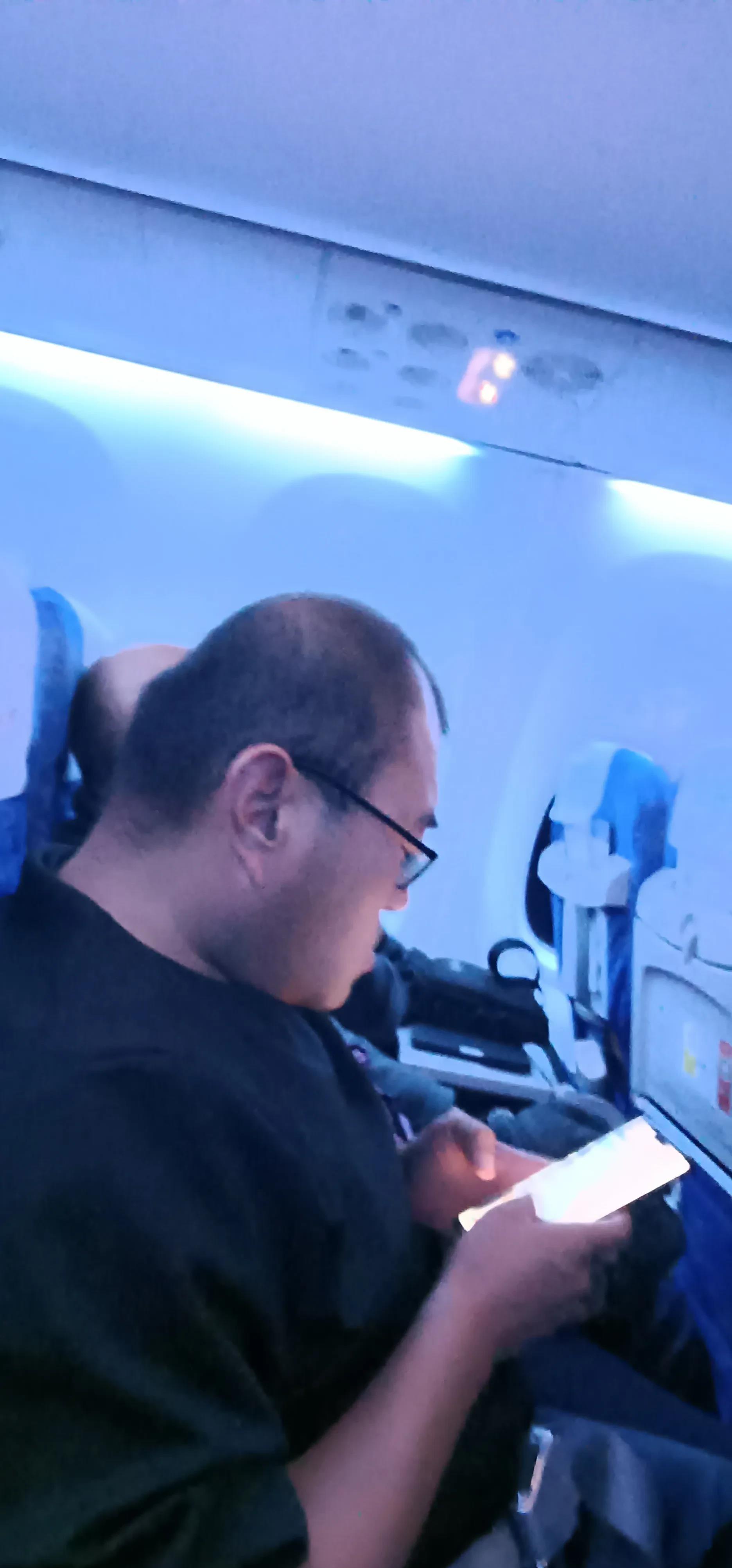 在从长春飞回厦门的航班上，发生了一件气人的事情，飞机在起飞的时候，乘务员通知大家