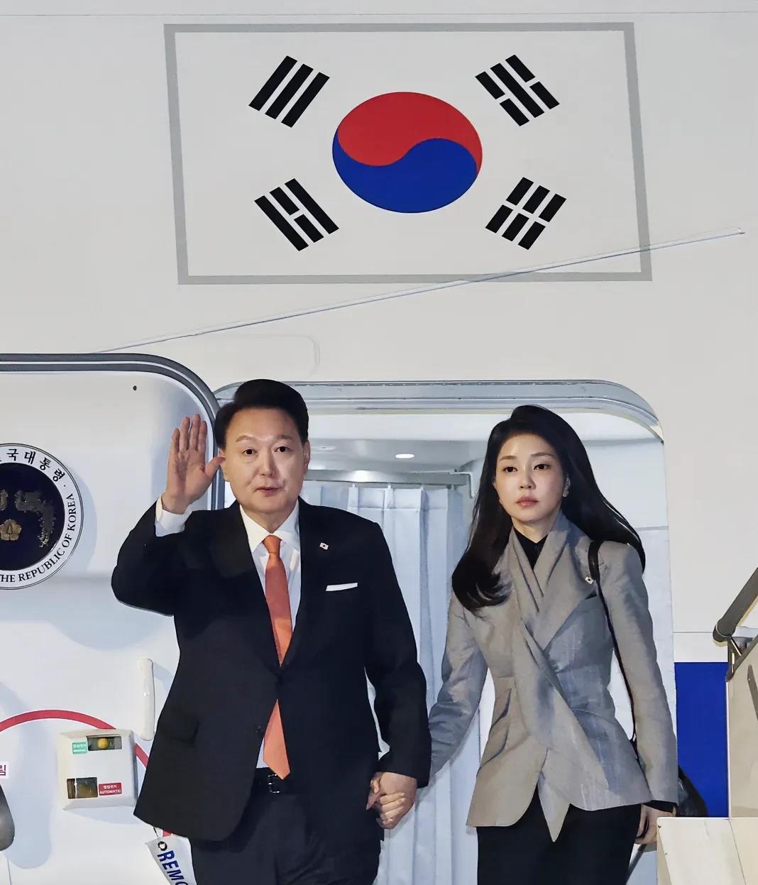 
惊掉下巴！韩国总统访问荷兰被曝光礼宾要求过度。韩国媒体称，韩国总统时隔62年再