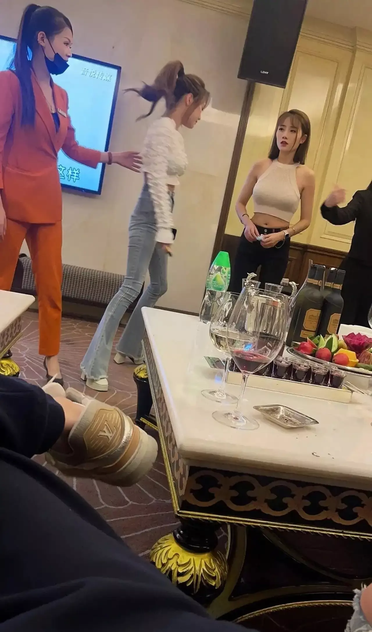 居然在这里遇到前女友，怎么办？