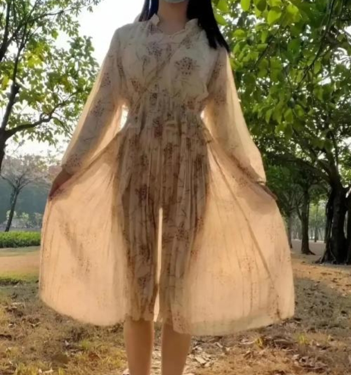 闺蜜问：“这裙子好看吗？”
我犹豫了一下，不知怎么回答！