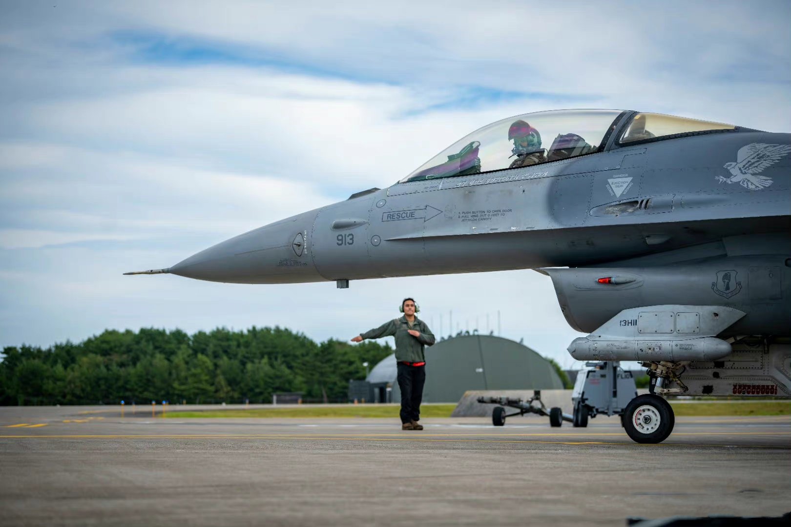 乌克兰获得F-16战机，到底能不能改变俄乌战场？荷兰42架F-16战机、丹麦19