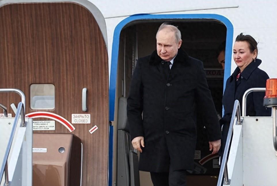 俄罗斯总统普京首次到访俄罗斯最东部的楚科奇自治区，期间普京乘坐雪地体验全地形车环