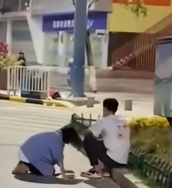 广州街头，怀孕女子跪在男友面前，苦苦挽留这份爱情，但是男友心意已决，死活不肯把房