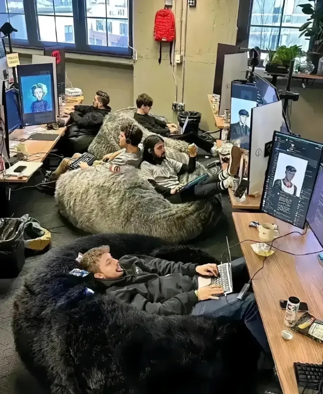 这个就是马斯克的设计团队？
照片中展示了一个现代办公环境，几位工作人员似乎是在放