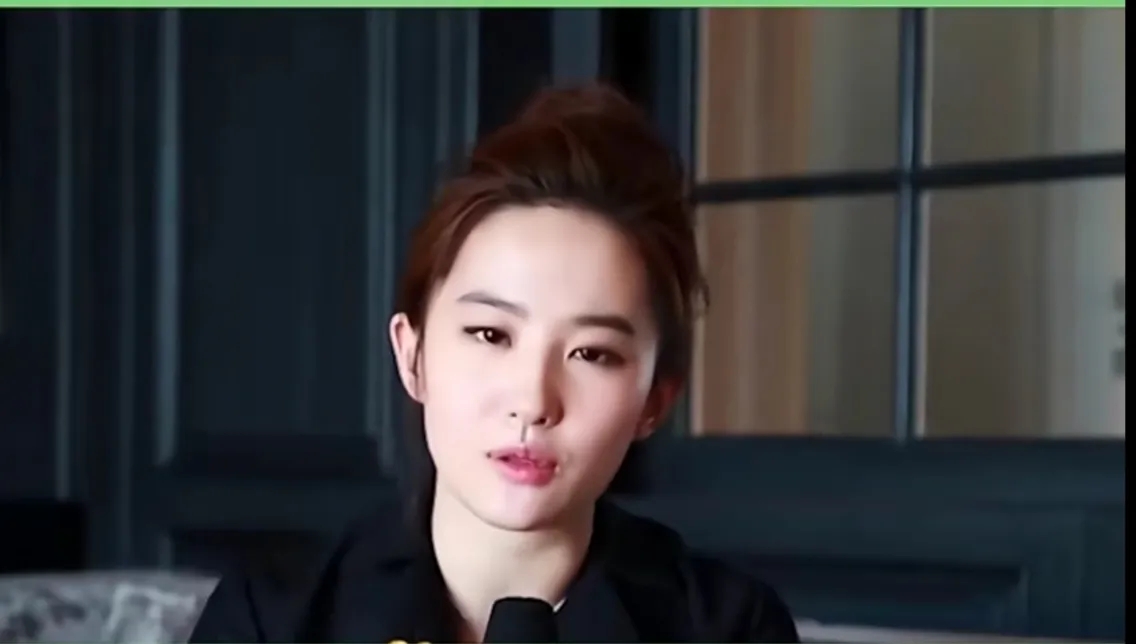 拍吻戏时遇到生理反应怎么办？刘亦菲的回答让人大跌眼镜。在某档节目采访中，刘亦菲被