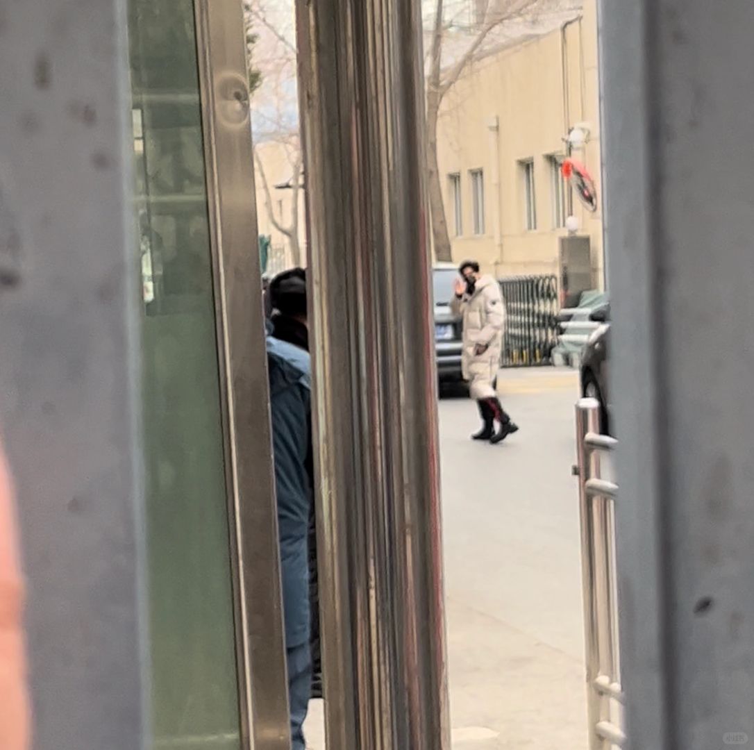 第一次看到陈楚生
自己家的哥真的是后脑勺就能认出来
生哥气场185
但是苹果手机