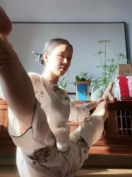 昨晚，我和丈夫在床上结束了运动后。他正准备休息时，我突然搂住他的脖子，紧紧地拥抱