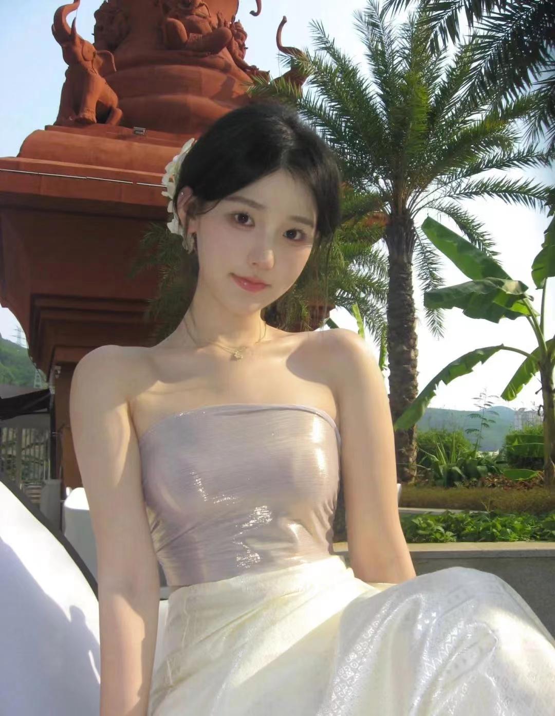 美美的女孩，有特色的服饰，你能看出来这是在哪个国家拍的吗？
