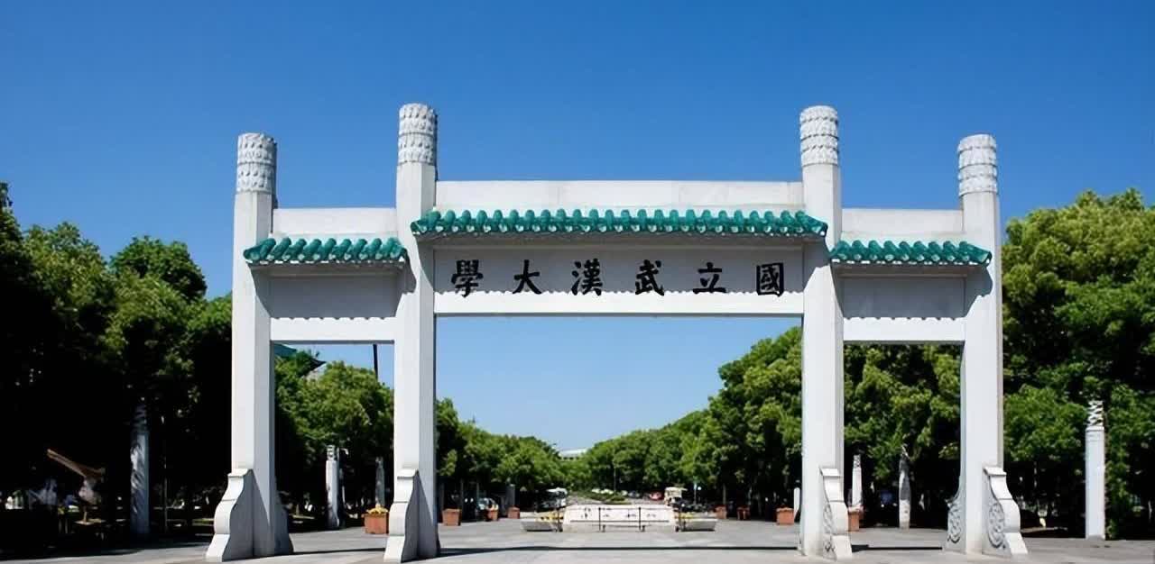 武汉大学校庆，悄然间揭示出四个细节，引人玩味。
首先，南开的贺信竟被放在视频的最