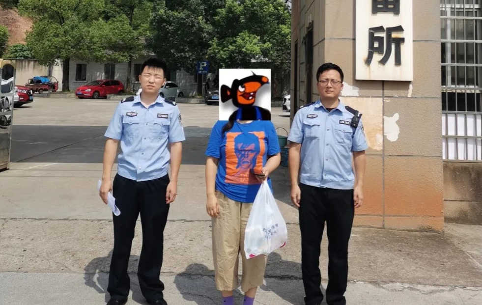 陕西延安，一女子因为索要工资及工伤赔偿到单位找人协商，被公安局以扰乱单位秩序为由