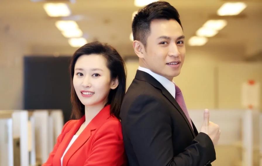 央视《新闻联播》迎来了历史上第一位90后女主播。

这个新人的加入可非同寻常，不