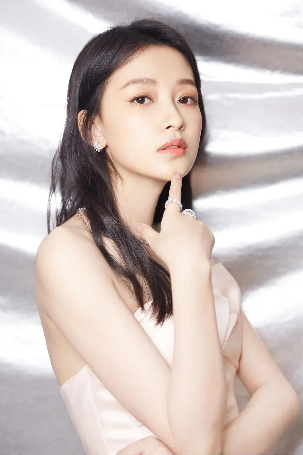 孙怡忘记扣扣子了，发现后立马手捂住胸口 ​