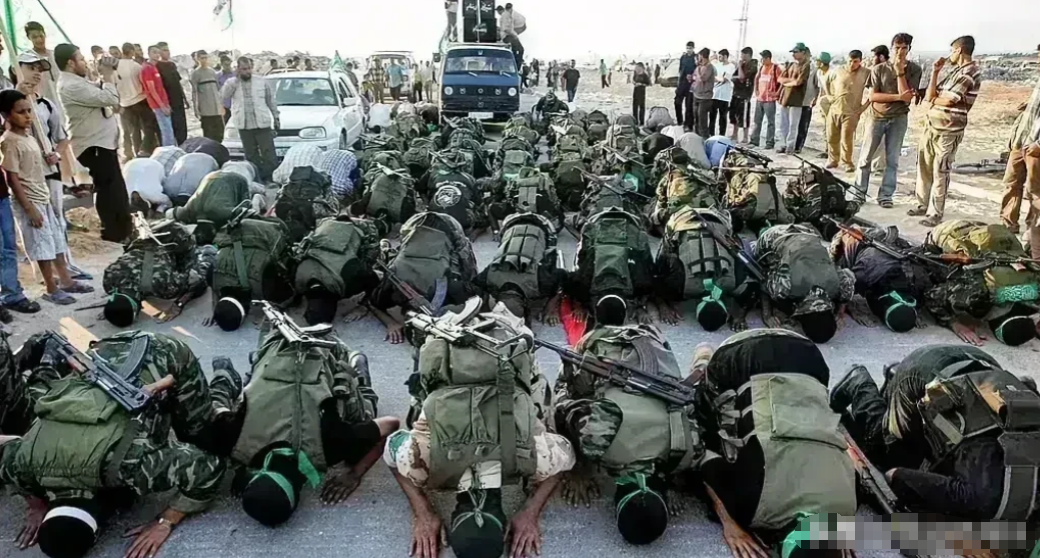 加沙敢死队出征：跪别父母，誓死出征！

加沙又一批敢死队出征了，出征前的一幕令人