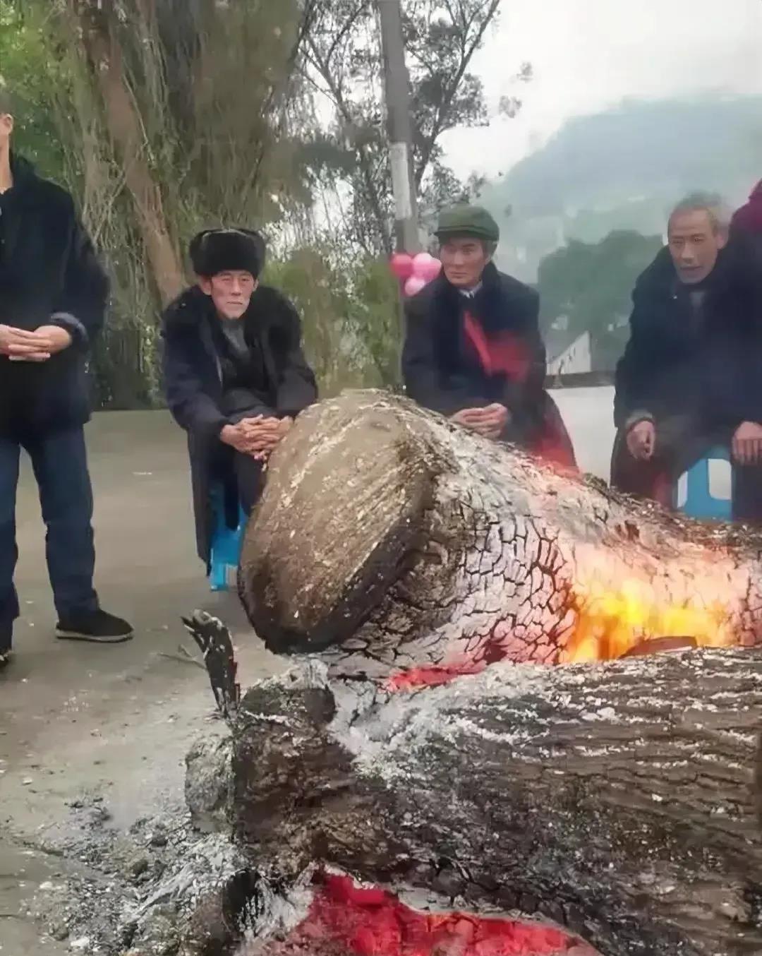 在一个偏僻的小山村里，一对新人即将迎来他们的婚礼。为了确保亲朋好友们能够在寒冷的