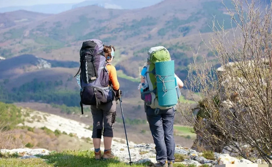 “太炸裂！”新疆，一女子穷游伊犁，为了省钱，便与一位刚认识的男驴友拼房，岂料睡到