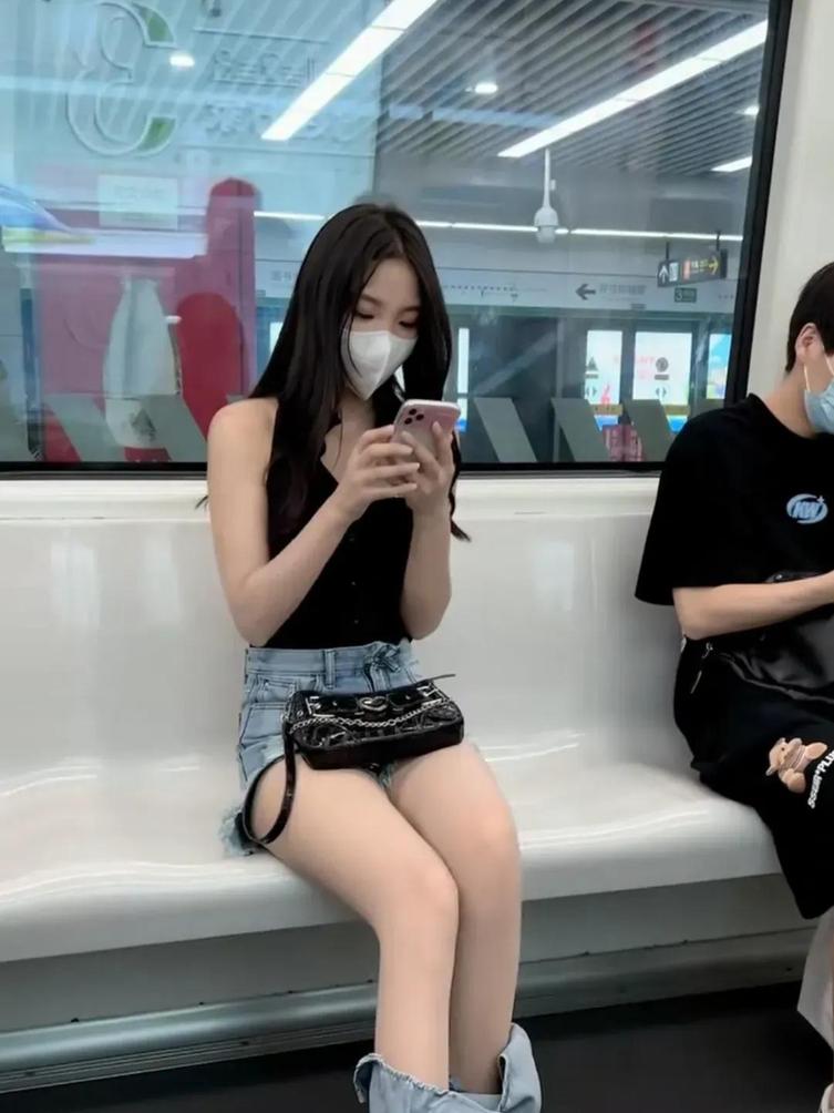这姑娘一看就家境困难，裤子都穿断了都没舍得换