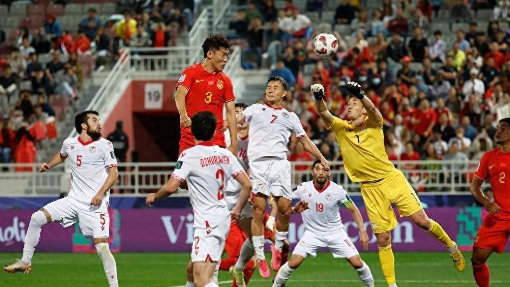 火爆亚洲杯揭幕战！中国队进球遭吹罚，国足遗憾0-0平局，裁判引发热议！