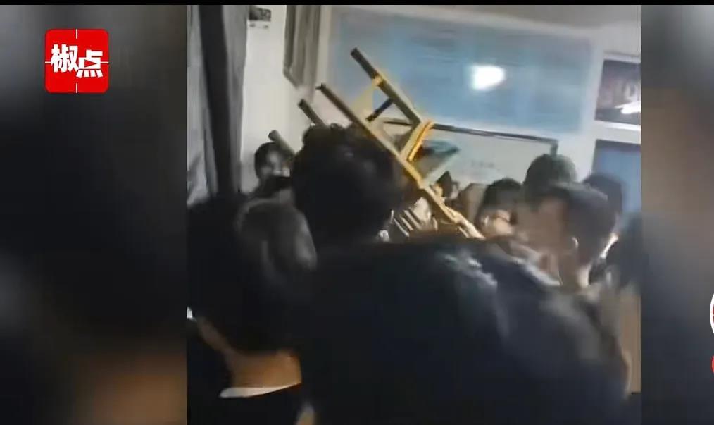 
甘肃地震，西安一高校学生们察觉到震感欲逃生，没想到宿管却迟迟不开门！最终学生将