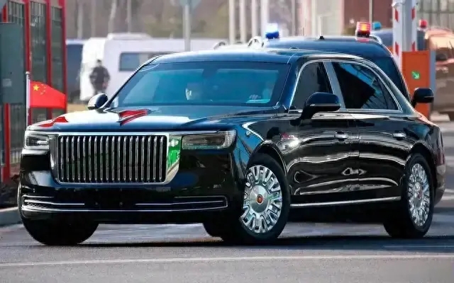 在中美高层会晤期间，国产红旗车火出圈了。美国总统拜登对红旗车十分感兴趣，饶有兴致