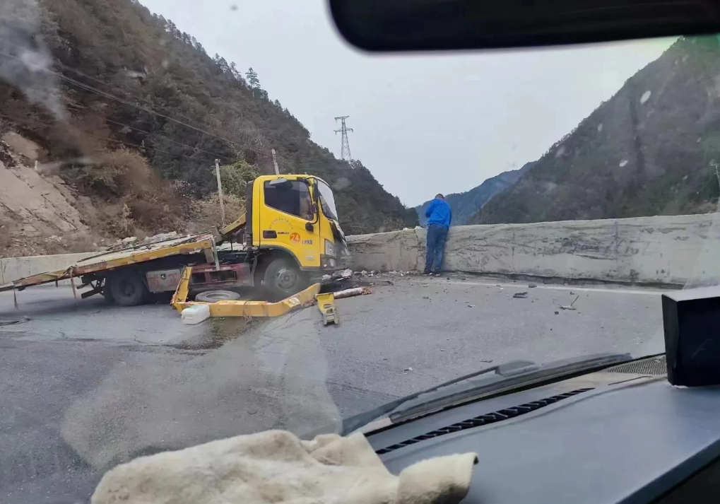 拖车撞车，导致U8从拖车脱落翻滚，U8翻几圈还没事，拖车不行了，车主要晚点提车了