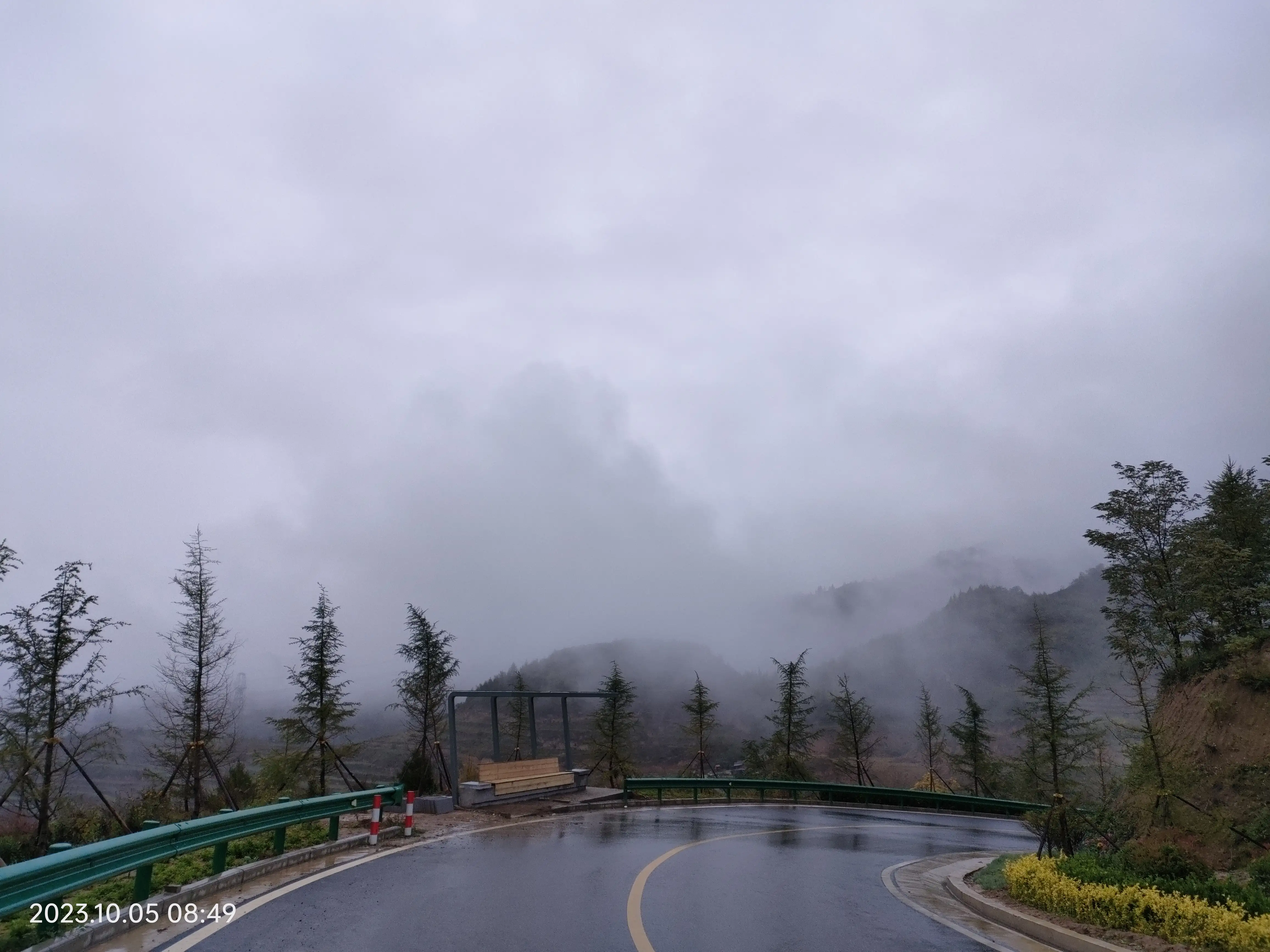 做律师的经验告诉我，千万不要在烂人面前要强。
    昨天晚上回家，隔壁车位的业