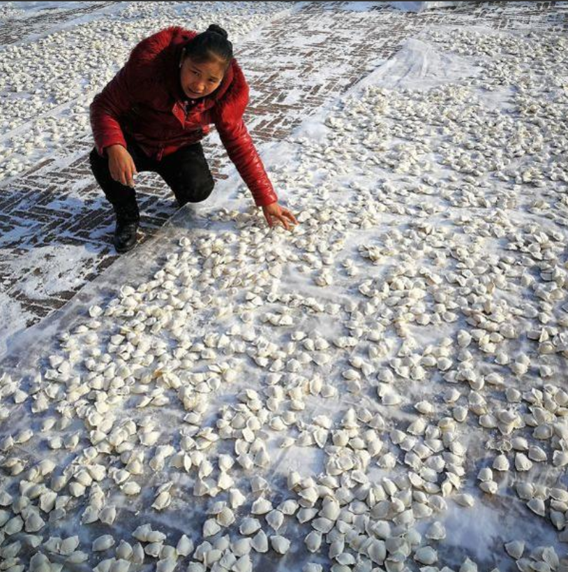 为啥东北人喜欢集中包一大堆的饺子，至少上万个，而且都放到院子里面冻起来，一冬天都