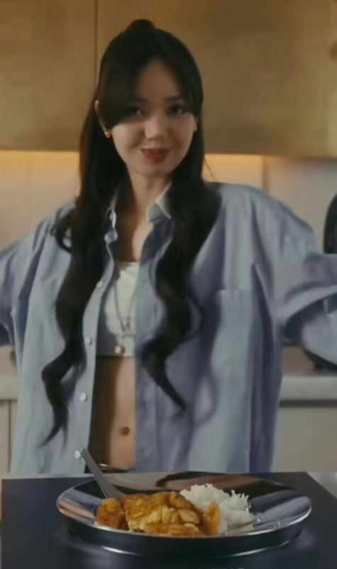 Lisa把自己疯马秀奖杯当盘子使用，是在暗示什么吗？[偷笑][偷笑] ​​​