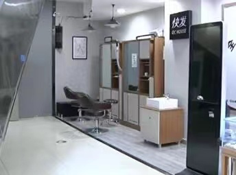昨天和一个安溪老板一起喝酒，他经营50多家快剪门店，每年的纯利润超过500万元。