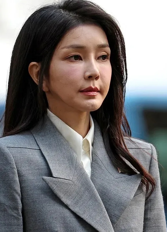 这张照片应该金建希最真实的状态了，其实再怎么往脸上捯饬，终究抵不过岁月的侵袭！自