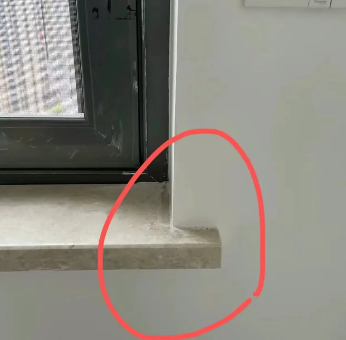 最近忙装修，师傅给窗边装了这个。
我看着总觉得有点别扭，觉得容易磕磕碰碰。
问装