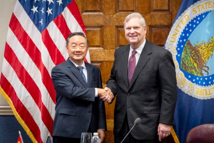 美国打算全面禁止中国电池，中国却送美国30万吨大豆“见面礼”，这是为何？近日，美