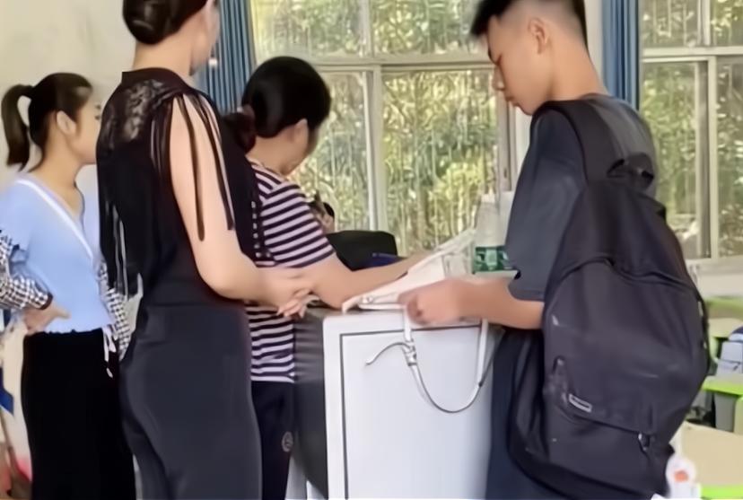 88年辣妈送儿子去校园，身段高挑颜值冷艳气质超级好，世人被美翻