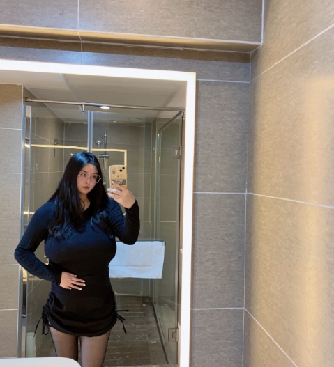 见了一个男孩子，他说他恋肥癖，说我170来斤还不够胖[doge][doge][d