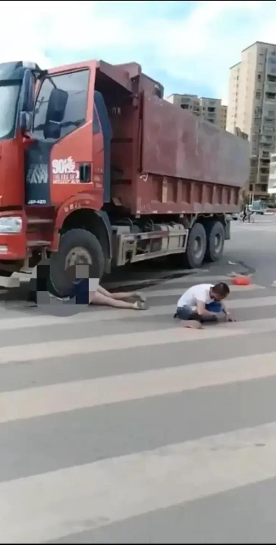 在成都，一位驾驶大型车辆的司机不慎在斑马线上撞倒了一位行人，并将其卷入车底。事后
